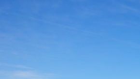 Un hombre documenta el recorrido de funcionarios que inspeccionan la instalación para posible reconversión migratoria.