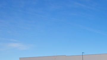 Un hombre documenta el recorrido de funcionarios que inspeccionan la instalación para posible reconversión migratoria.