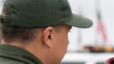 Agentes migratorios revisan documentos de una pareja latina durante un control en Estados Unidos.