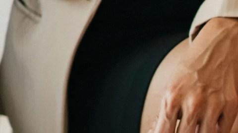 Sentarte con las piernas cruzadas puede ser perjudicial para tu salud: te lo explicamos