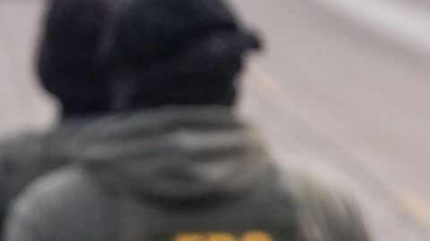 Justicia retira cargos contra inmigrantes acusados de atacar a agente del ICE; uno fue baleado