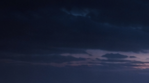 Estadio futurista de gran escala con iluminación nocturna y diseño arquitectónico moderno en una ciudad latinoamericana.