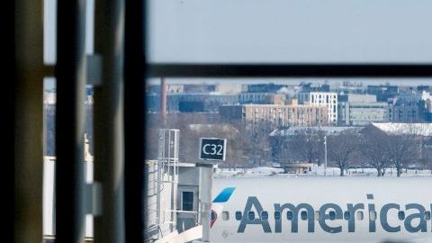 Expulsan a pasajero por amenazar a azafata con ICE