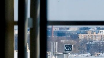 Expulsan a pasajero por amenazar a azafata con ICE