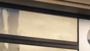 Familia hispana con dos niños sentada frente a una oficina federal cerrada en Estados Unidos, escena vinculada a un cierre del gobierno