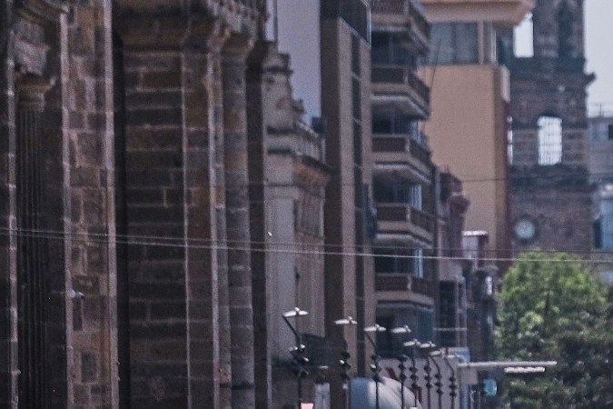 Patrulla de la Policía de Guadalajara en una calle del centro, con peatones y comercios alrededor.