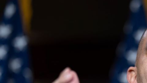 Hakeem Jeffries pidió que el Congreso retome las sesiones para votar la llamada resolución de poderes de guerra, que impediría a Trump entrar en guerra con Irán.