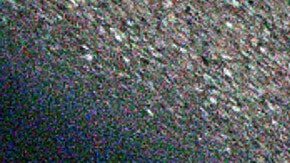 Agentes del Servicio de Control de Inmigración y Aduanas de Estados Unidos escoltan a un migrante detenido a un ascensor luego de que el hombre saliera de un tribunal de inmigración, el 17 de junio de 2025, en Nueva York. (AP Foto/Olga Fedorova, archivo)