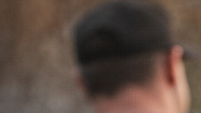 Inmigrante latino angustiado dentro de su auto ante la presencia de agentes migratorios en Estados Unidos.