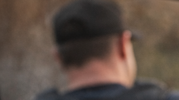 Inmigrante latino angustiado dentro de su auto ante la presencia de agentes migratorios en Estados Unidos.