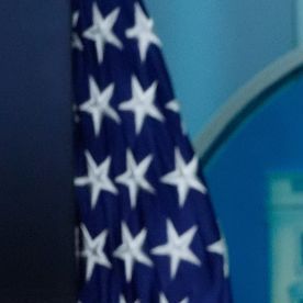 La secretaria de prensa de la Casa Blanca, Karoline Leavitt, habla con los periodistas en la sala de prensa