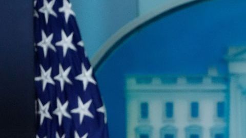 La secretaria de prensa de la Casa Blanca, Karoline Leavitt, habla con los periodistas en la sala de prensa