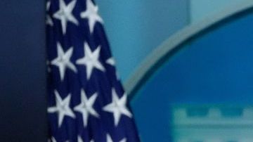 La secretaria de prensa de la Casa Blanca, Karoline Leavitt, habla con los periodistas en la sala de prensa