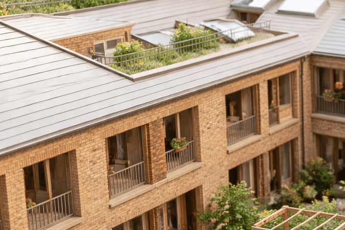 Maqueta arquitectónica de un edificio residencial europeo diseñado para fomentar la vida en comunidad.