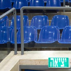 Miembros del personal del Consulado de Estados Unidos, preparando los servicios consulares.