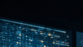 Entorno tecnológico con múltiples pantallas y visualizaciones de inteligencia artificial en un ambiente oscuro y futurista.