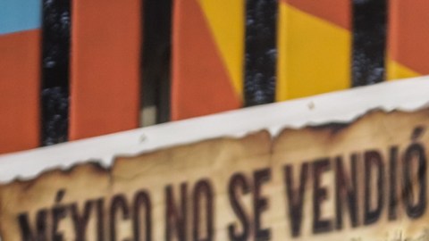 ONG colocan consignas en muro fronterizo de Tijuana por detenciones de mexicanos en EE.UU.