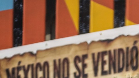 ONG colocan consignas en muro fronterizo de Tijuana por detenciones de mexicanos en EE.UU.