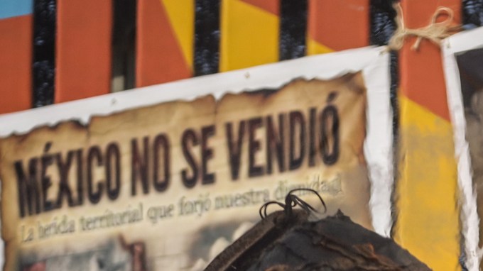 ONG colocan consignas en muro fronterizo de Tijuana por detenciones de mexicanos en EE.UU.