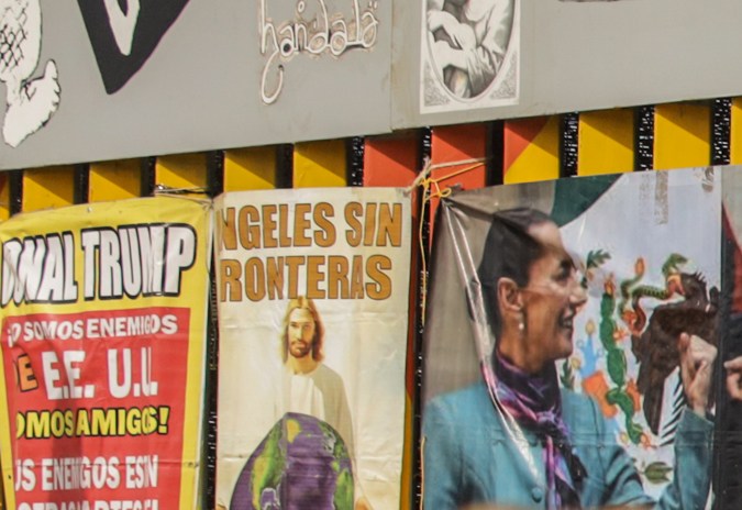 ONG colocan consignas en muro fronterizo de Tijuana por detenciones de mexicanos en EE.UU.