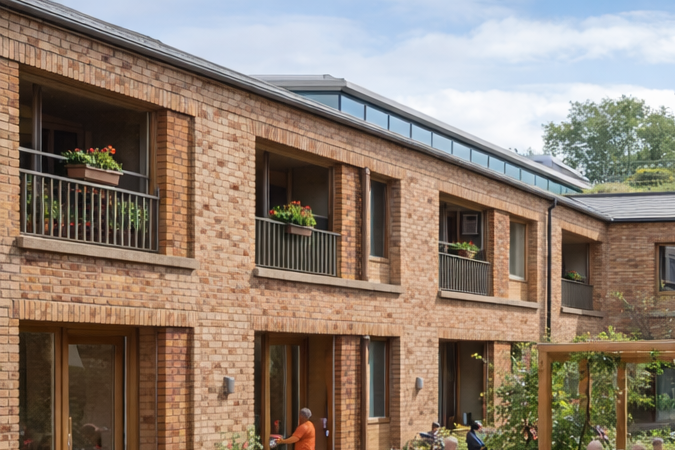 Edificios para adultos mayores: el boom del cohousing Adultos mayores conversan en el patio central de un edificio residencial diseñado para fomentar la vida en comunidad.
