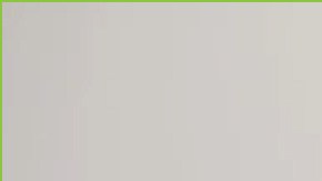 El representante Pete Aguilar (izq:) escucha el testimonio de Martín Daniel Rascón (der.).