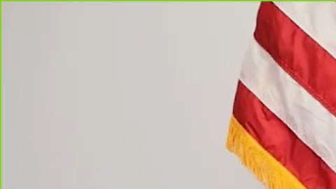 El representante Pete Aguilar (izq:) escucha el testimonio de Martín Daniel Rascón (der.).