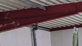 Figura que representa al presidente Donald Trump bailando con la Estatua de la Libertad