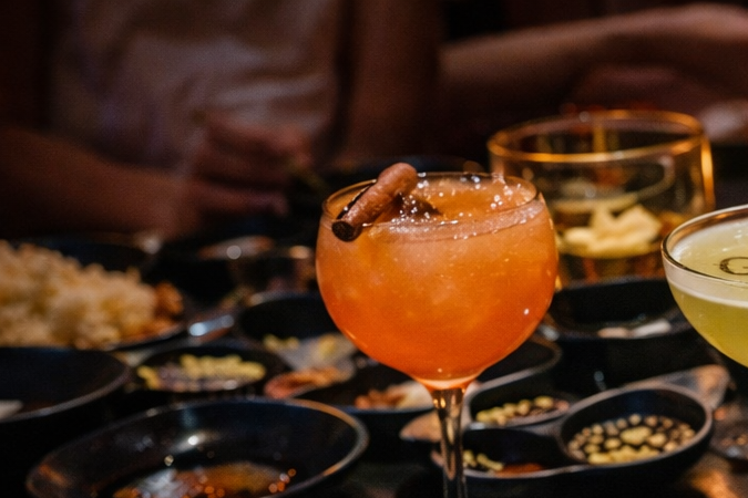 Mesa con platos de alta cocina y cócteles en el restaurante Gekko de Miami.