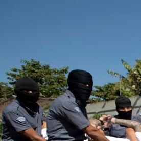 Guardias penitenciarios trasladan a deportados de Estados Unidos, presuntos pandilleros venezolanos, al Centro de Confinamiento contra el Terrorismo en Tecoluca, El Salvador.
