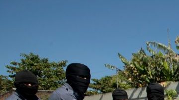 Guardias penitenciarios trasladan a deportados de Estados Unidos, presuntos pandilleros venezolanos, al Centro de Confinamiento contra el Terrorismo en Tecoluca, El Salvador.