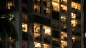 Fachada del restaurante Gekko en Brickell, Miami, durante la noche.