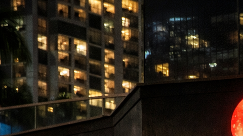 Fachada del restaurante Gekko en Brickell, Miami, durante la noche.