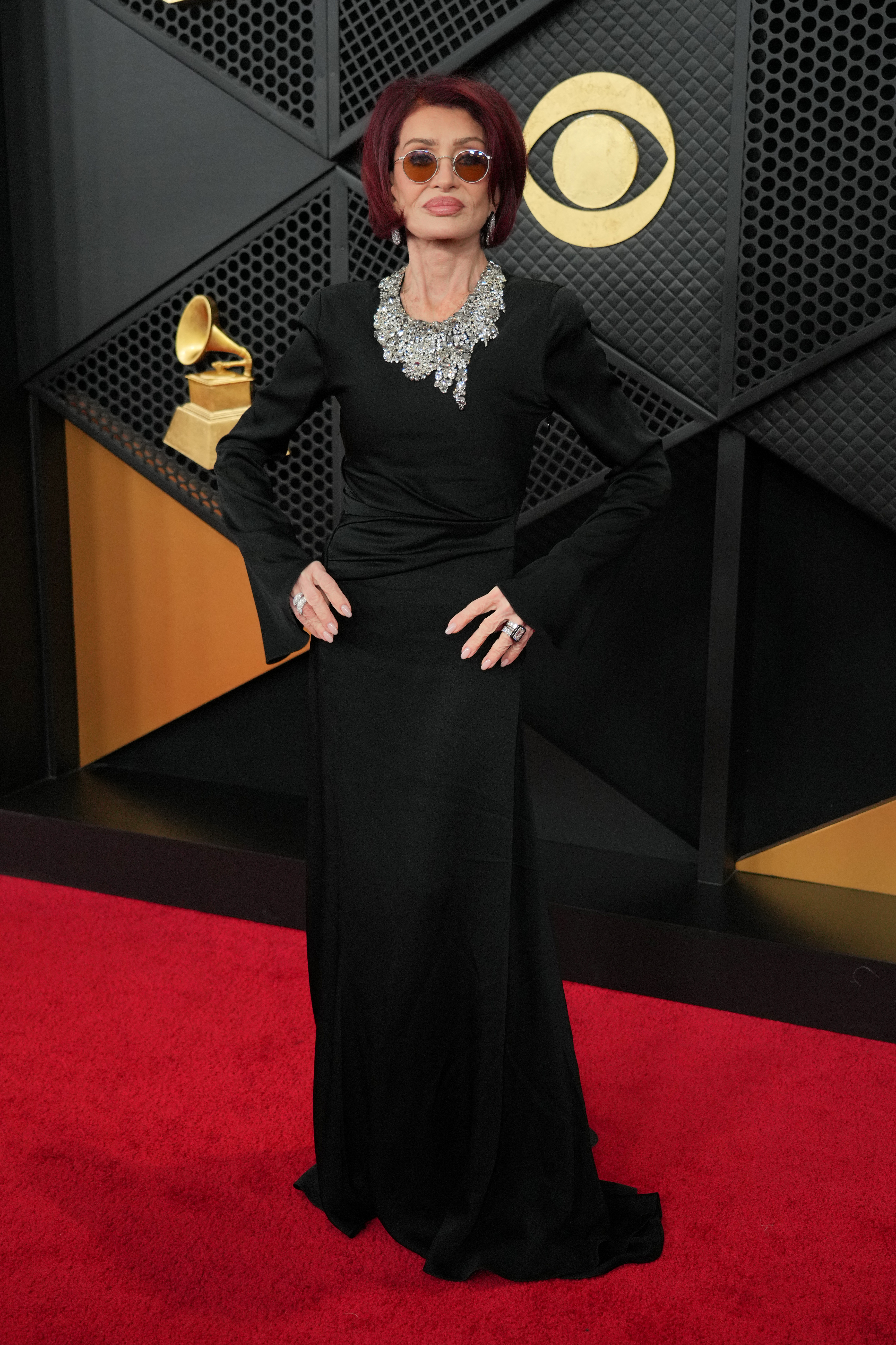 Sharon Osbourne con un look elegante y atemporal