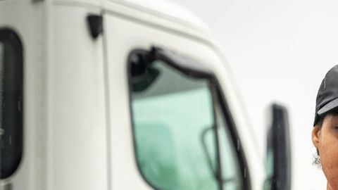 Una instructora ayuda a un estudiante que busca una licencia de camionero en la academia de manejo vial en Linden, Nueva Jersey