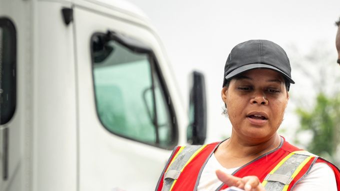 Una instructora ayuda a un estudiante que busca una licencia de camionero en la academia de manejo vial en Linden, Nueva Jersey
