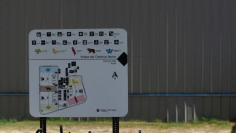 Varios inmigrantes ingresan a un edificio en el Centro Residencial para Familias del Sur de Texas en Dilley, Texas.