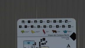 Varios inmigrantes ingresan a un edificio en el Centro Residencial para Familias del Sur de Texas en Dilley, Texas.