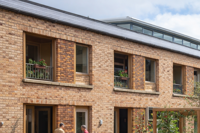 Edificio residencial en Europa diseñado para fomentar la vida en comunidad entre adultos mayores.