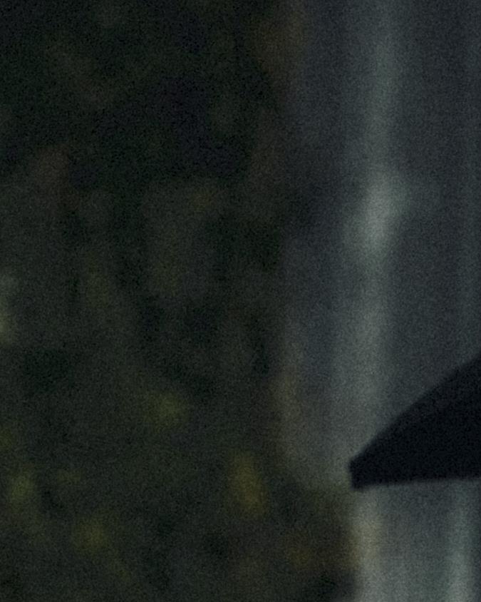 Sudadera negra de la colección Willy Chavarria x Adidas con bordado del nombre del diseñador y referencia a Los Angeles