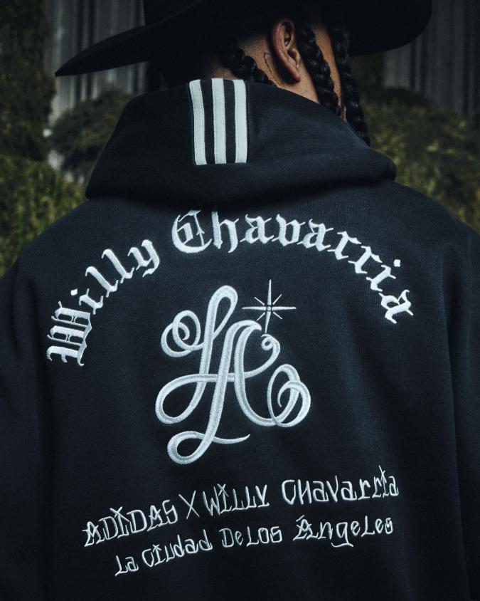 Sudadera negra de la colección Willy Chavarria x Adidas con bordado del nombre del diseñador y referencia a Los Angeles