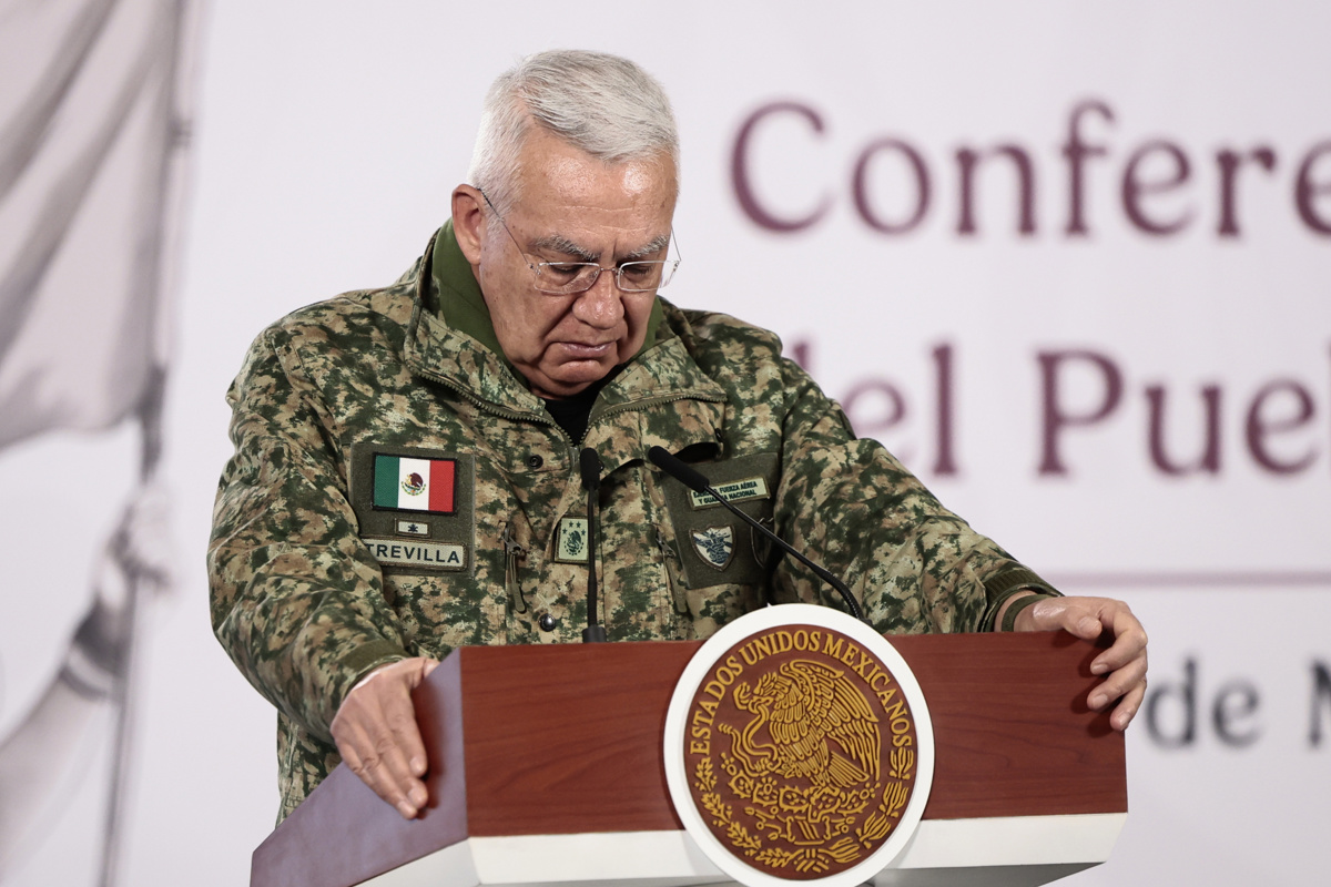 Ricardo Trevilla, secretario de Defensa de México, al borde del llanto tras dar el pésame y reconocimiento a militares caídos en operativo contra “El Mencho” - La Opinión