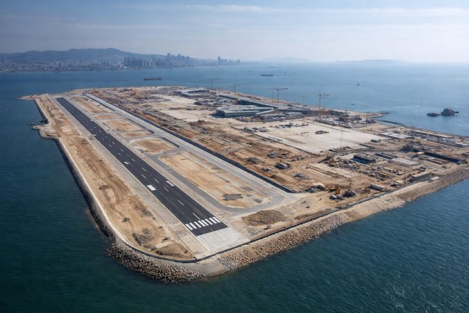 Aeropuerto en construcción sobre isla artificial en el mar frente a Dalian, China