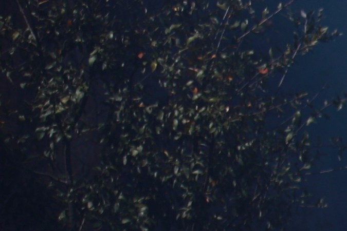 Peatones pasan junto a un vehículo calcinado tras ser incendiado en una carretera de Cointzio, Michoacán, México, el domingo 22 de febrero de 2026, tras la muerte del líder del Cártel Jalisco Nueva Generación, Nemesio Rubén Oseguera Cervantes, conocido como "El Mencho".