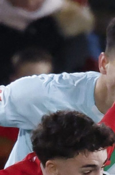 PALMA, 15/02/2026.- El centrocampista del Mallorca Jan Virgili (i) presiona al centrocampista del Betis Álvaro Fidalgo (d) durante el partido de la jornada 24 de LaLiga que RCD Mallorca y Real Betis disputan hoy domingo en el estadio de Son Moix. EFE/CATI CLADERA