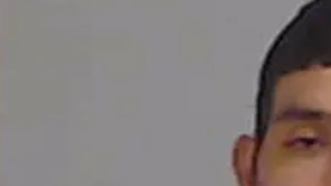 Néstor Eduardo Flores, de 29 años, fue detenido y acusado de asesinato por la muerte de su hermano mayor, José Gabriel Flores, de 43.