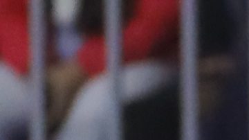 AMDEP803. TEGUCIGALPA (HONDURAS), 03/02/2026.- Clinton Bennett (i) de Olimpia disputa un balón con Erick Sánchez de América este martes, en un partido de la Copa de Campeones de Concacaf entre CD Olimpia y América, en el Estadio Nacional Chelato Uclés en Tegucigalpa (Honduras). EFE/ Gustavo Amador