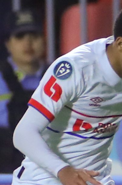 AMDEP803. TEGUCIGALPA (HONDURAS), 03/02/2026.- Clinton Bennett (i) de Olimpia disputa un balón con Erick Sánchez de América este martes, en un partido de la Copa de Campeones de Concacaf entre CD Olimpia y América, en el Estadio Nacional Chelato Uclés en Tegucigalpa (Honduras). EFE/ Gustavo Amador