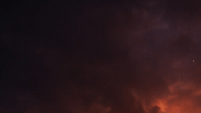 Eclipse solar sobre el cielo de Estados Unidos con personas observando el fenómeno al atardecer