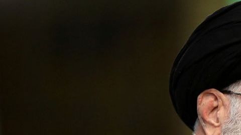 El ayatolá Ali Jamenei durante una reunión con comandantes de la Fuerza Aérea en Teherán